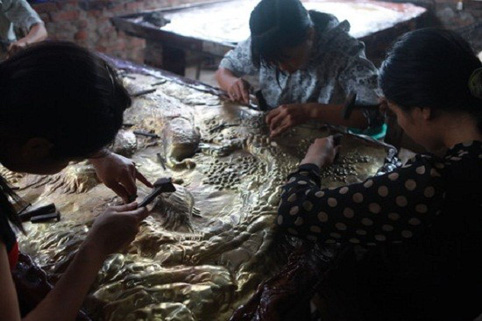 chamkhacbac 1 Làng nghề chạm khắc bạc truyền thống  của mảnh đất Đồng Xâm